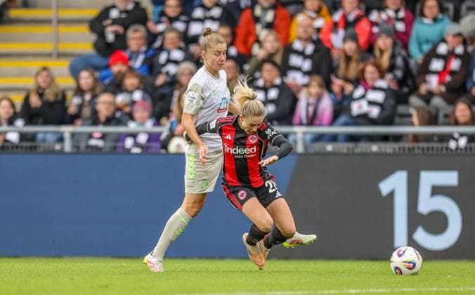 DEU, Frankfurt, Eintracht Frankfurt vs Werder Bremen, Google Pixel Frauen Bundesliga, DFB, Saison 2526, Stadion am Bretanobad, 7 Spieltag im Bild f l n r Michelle Ulbrich Werder Bremen 5 , Rebecka Blomqvist Eintracht Frankfurt 28 , Zweikampf DFB DFL REGULATIONS PROHIBIT ANY USE OF PHOTOGRAPHS AS IMAGE SEQUENCES AND OR QUASI VIDEO, 19 10 2025 Copyright: HMBxMedia HendrikxHamelau