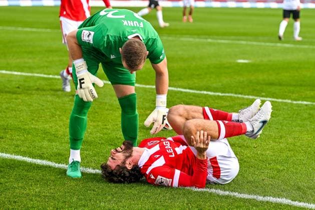 GER, 3 Liga, SSV Ulm 1846 vs FC Energie Cottbus 19 10 2025, Donaustadion, Ulm, GER, 3 Liga, SSV Ulm 1846 vs FC Energie Cottbus, pictured Marius Funk Cottbus, 33 , Dominik Pelivan Cottbus, 5 has pain nordphotoxGmbHx xHafner nph00200