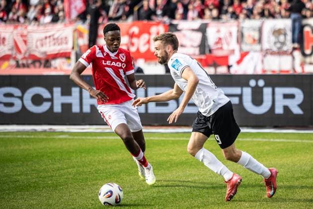 Football, Season 2025 2026, 3 Liga, Donaustadion Ulm, 11 Matchday, SSV Ulm 1846 Football FC Energie Cottbus, 19 10 2025 19 10 2025, Football, Season 2025 2026, 3 Liga, Donaustadion Ulm, 11 Matchday, SSV Ulm 1846 Football FC Energie Cottbus, v l 2 King Manu Energie Cottbus , 9 Lucas Röser SSV Ulm 1846 Football Photo Lucca Fundel Ulm Donaustadion Baden Württemberg Germany