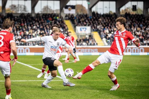 Football, Season 2025 2026, 3 Liga, Donaustadion Ulm, 11 Matchday, SSV Ulm 1846 Football FC Energie Cottbus, 19 10 2025 19 10 2025, Football, Season 2025 2026, 3 Liga, Donaustadion Ulm, 11 Matchday, SSV Ulm 1846 Football FC Energie Cottbus, v l 8 Ben Westermeier SSV Ulm 1846 Football , 11 Moritz Hannemann Energie Cottbus Foto Lucca Fundel Ulm Donaustadion Baden Württemberg Germany