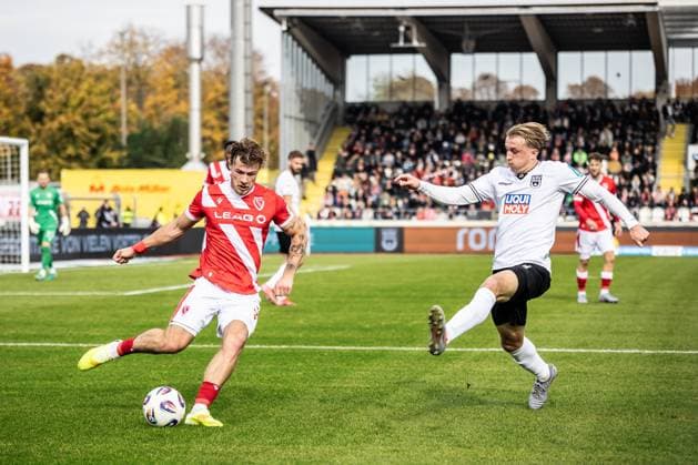 Football, Season 2025 2026, 3 Liga, Donaustadion Ulm, 11 Matchday, SSV Ulm 1846 Football FC Energie Cottbus, 19 10 2025 19 10 2025, Football, Season 2025 2026, 3 Liga, Donaustadion Ulm, 11 Matchday, SSV Ulm 1846 Football FC Energie Cottbus, v l 3 Henry Rorig Energie Cottbus , 8 Ben Westermeier SSV Ulm 1846 Football Photo Lucca Fundel Ulm Donaustadion Baden Württemberg Germany