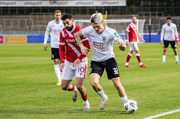 Football, Season 2025 2026, 3 Liga, Donaustadion Ulm, 11 Matchday, SSV Ulm 1846 Football FC Energie Cottbus, 19 10 2025 19 10 2025, Football, Season 2025 2026, 3 Liga, Donaustadion Ulm, 11 Matchday, SSV Ulm 1846 Football FC Energie Cottbus, v l 10 Tolcay Cigerci Energie Cottbus , 32 Niklas Kölle SSV Ulm 1846 Football Photo Lucca Fundel Ulm Donaustadion Baden Württemberg Germany