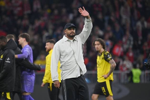 Final cheer, coach Vincent KOMPANY Bayern Muenchen, cheering, joy, enthusiasm, single image, cropped single motif, half figure, half figure Football 1 Bundesliga season 2025 2026, 7 Matchday, Matchday07 FC Bayern Muenchen Borssia Dortmund 2 1 on 18 10 2025 , A L L I A N Z A R E N A