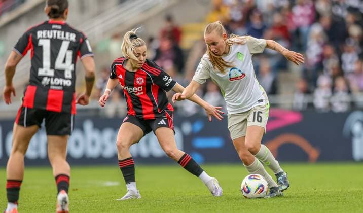 DEU, Frankfurt, Eintracht Frankfurt vs Werder Bremen, Google Pixel Frauen Bundesliga, DFB, Saison 2526, Stadion am Bretanobad, 7 Spieltag im Bild f l n r Nina Lührßen Eintracht Frankfurt 11 , EmÅke Papai Werder Bremen 16 DFB DFL REGULATIONS PROHIBIT ANY USE OF PHOTOGRAPHS AS IMAGE SEQUENCES AND OR QUASI VIDEO, 19 10 2025 Copyright: HMBxMedia HendrikxHamelau