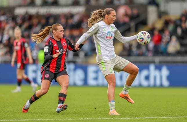 DEU, Frankfurt, Eintracht Frankfurt vs Werder Bremen, Google Pixel Frauen Bundesliga, DFB, Saison 2526, Stadion am Bretanobad, 7 Spieltag im Bild f l n r Lisanne Gräwe Eintracht Frankfurt 8 , Larissa Mühlhaus Werder Bremen 7 DFB DFL REGULATIONS PROHIBIT ANY USE OF PHOTOGRAPHS AS IMAGE SEQUENCES AND OR QUASI VIDEO, 19 10 2025 Copyright: HMBxMedia HendrikxHamelau