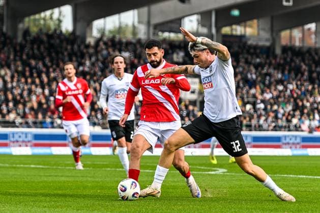 GER, 3 Liga, SSV Ulm 1846 vs FC Energie Cottbus 19 10 2025, Donaustadion, Ulm, GER, 3 Liga, SSV Ulm 1846 vs FC Energie Cottbus, pictured Tolcay Cigerci Cottbus, 10 , Niklas Kölle Koelle SSV Ulm, 32 nordphotoxGmbHx xHafner nph00200