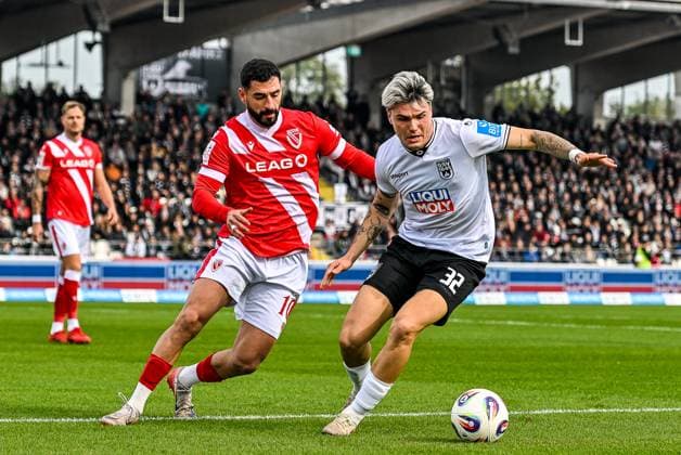 GER, 3 Liga, SSV Ulm 1846 vs FC Energie Cottbus 19 10 2025, Donaustadion, Ulm, GER, 3 Liga, SSV Ulm 1846 vs FC Energie Cottbus, pictured Tolcay Cigerci Cottbus, 10 , Niklas Kölle Koelle SSV Ulm, 32 nordphotoxGmbHx xHafner nph00200