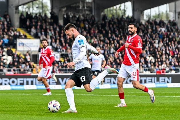 GER, 3 Liga, SSV Ulm 1846 vs FC Energie Cottbus 19 10 2025, Donaustadion, Ulm, GER, 3 Liga, SSV Ulm 1846 vs FC Energie Cottbus, in the picture Leon Dajaku SSV Ulm, 43 , Tolcay Cigerci Cottbus, 10 nordphotoxGmbHx xHafner nph00200