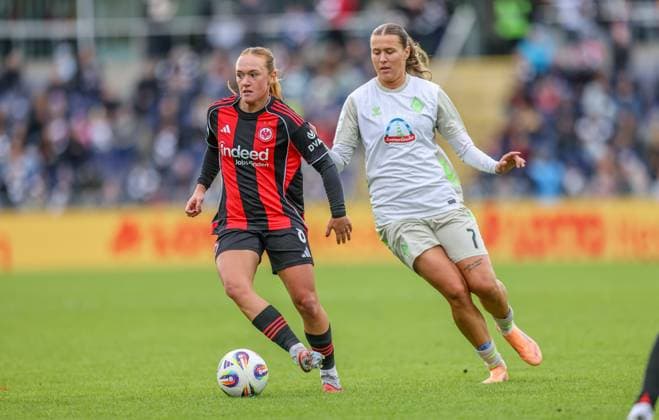 DEU, Frankfurt, Eintracht Frankfurt vs Werder Bremen, Google Pixel Frauen Bundesliga, DFB, Saison 2526, Stadion am Bretanobad, 7 Spieltag im Bild f l n r Lisanne Gräwe Eintracht Frankfurt 8 , Larissa Mühlhaus Werder Bremen 7 DFB DFL REGULATIONS PROHIBIT ANY USE OF PHOTOGRAPHS AS IMAGE SEQUENCES AND OR QUASI VIDEO, 19 10 2025 Copyright: HMBxMedia HendrikxHamelau