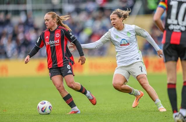 DEU, Frankfurt, Eintracht Frankfurt vs Werder Bremen, Google Pixel Frauen Bundesliga, DFB, Saison 2526, Stadion am Bretanobad, 7 Spieltag im Bild f l n r Lisanne Gräwe Eintracht Frankfurt 8 , Larissa Mühlhaus Werder Bremen 7 DFB DFL REGULATIONS PROHIBIT ANY USE OF PHOTOGRAPHS AS IMAGE SEQUENCES AND OR QUASI VIDEO, 19 10 2025 Copyright: HMBxMedia HendrikxHamelau