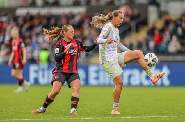 DEU, Frankfurt, Eintracht Frankfurt vs Werder Bremen, Google Pixel Frauen Bundesliga, DFB, Saison 2526, Stadion am Bretanobad, 7 Spieltag im Bild f l n r Lisanne Gräwe Eintracht Frankfurt 8 , Larissa Mühlhaus Werder Bremen 7 DFB DFL REGULATIONS PROHIBIT ANY USE OF PHOTOGRAPHS AS IMAGE SEQUENCES AND OR QUASI VIDEO, 19 10 2025 Copyright: HMBxMedia HendrikxHamelau