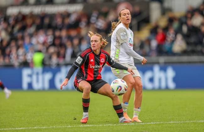 DEU, Frankfurt, Eintracht Frankfurt vs Werder Bremen, Google Pixel Frauen Bundesliga, DFB, Saison 2526, Stadion am Bretanobad, 7 Spieltag im Bild f l n r Lisanne Gräwe Eintracht Frankfurt 8 , Larissa Mühlhaus Werder Bremen 7 DFB DFL REGULATIONS PROHIBIT ANY USE OF PHOTOGRAPHS AS IMAGE SEQUENCES AND OR QUASI VIDEO, 19 10 2025 Copyright: HMBxMedia HendrikxHamelau