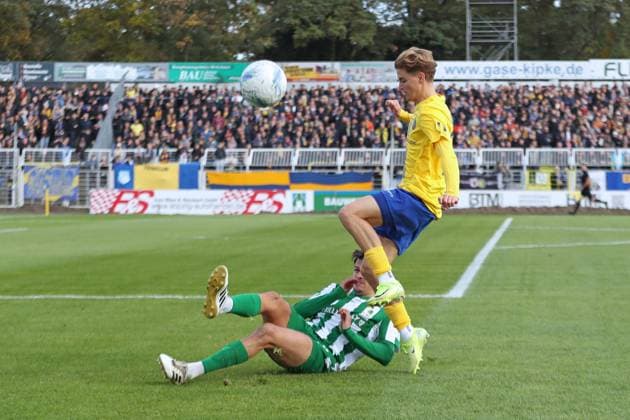 Soccer Regionalliga Nordost 1 FC Lok Leipzig BSG Chemie Leipzig 19 10 2025 Christoph Maier 21, Lok Leipzig skips Lorenz Hollenbach 3, Chemie Leipzig Soccer, Regionalliga Nordost, Season 2025 2026, Matchday 12 1 FC Lok Leipzig vs BSG Chemie Leipzig on 19 10 2025 at Bruno Plache Stadium, Leipzig Copyright: xBEAUTIFULxSPORTS JanxKaeferx