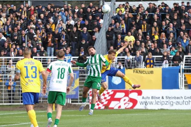 Soccer Regionalliga Nordost 1 FC Lok Leipzig BSG Chemie Leipzig 19 10 2025 Nils Lihsek 23, Chemie Leipzig in header duel with Jonas Arcalean 17, Lok Leipzig Soccer, Regionalliga Nordost, Season 2025 2026, Matchday 12 1 FC Lok Leipzig vs BSG Chemie Leipzig on 19 10 2025 at Bruno Plache Stadium, Leipzig Copyright: xBEAUTIFULxSPORTS JanxKaeferx
