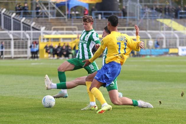 Soccer Regionalliga Nordost 1 FC Lok Leipzig BSG Chemie Leipzig 19 10 2025 Fynn Seidel 10, Chemie Leipzig and Valon Aliji 14, Chemie Leipzig stop Ayodele Adetula 11, Lok Leipzig Soccer, Regionalliga Nordost, Season 2025 2026, 12 Matchday 1 FC Lok Leipzig vs BSG Chemie Leipzig on 19 10 2025 at Bruno Plache Stadium, Leipzig Copyright: xBEAUTIFULxSPORTS JanxKaeferx