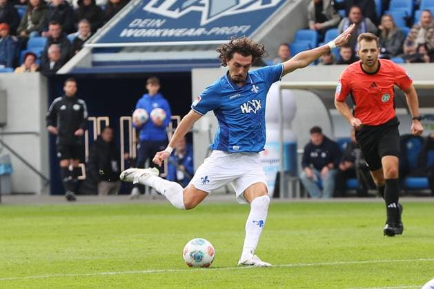 19 10 2025, xtvx, Fussball 2 Bundesliga, SV Darmstadt 98 1 FC Magdeburg v l Fraser Hornby SV Darmstadt 98 Torschuss, has a shot on goal DFL DFB REGULATIONS PROHIBIT ANY USE OF PHOTOGRAPHS as IMAGE SEQUENCES and or QUASI VIDEO Darmstadt