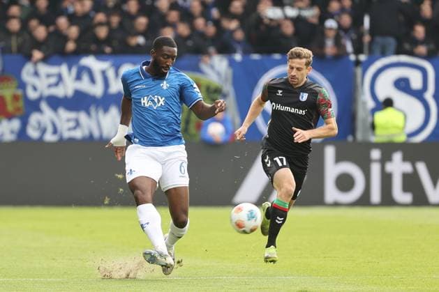 19 10 2025, xtvx, Fußball 2 Bundesliga, SV Darmstadt 98 1 FC Magdeburg v l Zweikampf, Duell, duel, tackle, compete Patric Pfeiffer SV Darmstadt 98 Alexander Nollenberger 1 FC Magdeburg DFL DFB REGULATIONS PROHIBIT ANY USE OF PHOTOGRAPHS as IMAGE SEQUENCES and or QUASI VIDEO Darmstadt