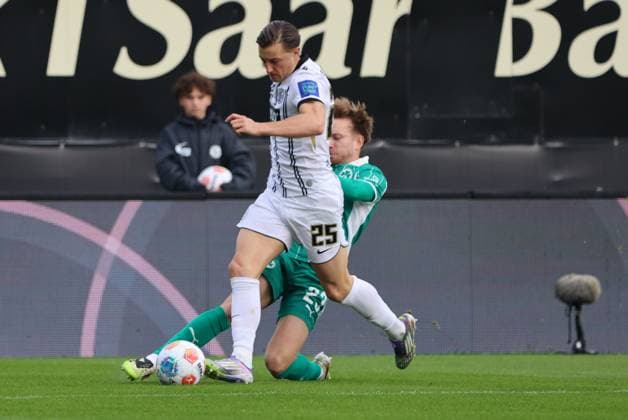 19 10 2025, Football, Men, 2 Bundesliga, Season 2025 2026, SV 07 Elversberg SpVgg Greuther Fürth, Lukas Petkov SV 07 Elversberg , Jannik Dehm SpVgg Greuther Fürth Elversberg Ursapharm Arena an der Kaiserlinde Saarland Germany EN Copyright: xSebastianxBachx