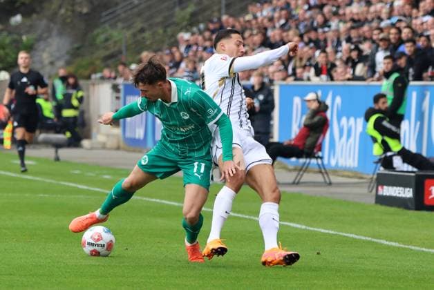 19 10 2025, Football, Men, 2 Bundesliga, Season 2025 2026, SV 07 Elversberg SpVgg Greuther Fürth,Younes Ebnoutalib SV 07 Elversberg , Noah König SpVgg Greuther Fürth Elversberg Ursapharm Arena an der Kaiserlinde Saarland Germany EN Copyright: xSebastianxBachx
