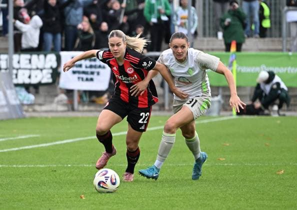 19 10 2025, xsltx, Soccer Google Pixel Women Bundesliga, Eintracht Frankfurt Werder Bremen v l Nadine Riesen Eintracht Frankfurt , Verena Wieder Werder Bremen DFL DFB REGULATIONS PROHIBIT ANY USE OF PHOTOGRAPHS as IMAGE SEQUENCES and or QUASI VIDEO