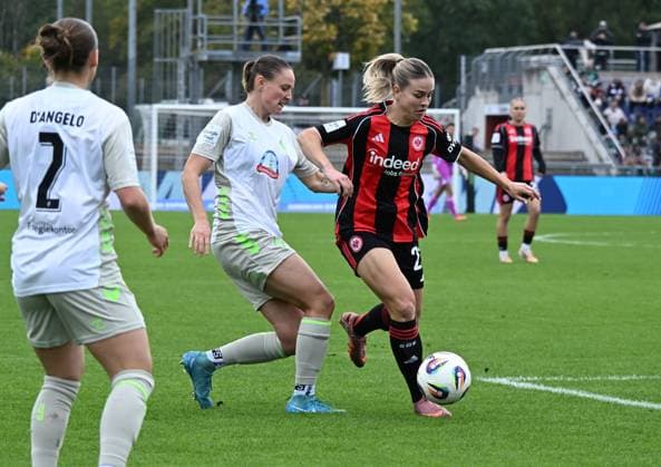 19 10 2025, xsltx, Soccer Google Pixel Women Bundesliga, Eintracht Frankfurt Werder Bremen v l Chiara D Angelo Werder Bremen , Hanna Nemeth Werder Bremen , Nadine Riesen Eintracht Frankfurt DFL DFB REGULATIONS PROHIBIT ANY USE OF PHOTOGRAPHS as IMAGE SEQUENCES and or QUASI VIDEO