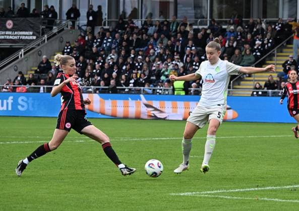19 10 2025, xsltx, Fußball Google Pixel Frauen Bundesliga, Eintracht Frankfurt Werder Bremen v l With a direct shot Laura Freigang Eintracht Frankfurt , re Michelle Ulbrich Werder Bremen DFL DFB REGULATIONS PROHIBIT ANY USE OF PHOTOGRAPHS as IMAGE SEQUENCES and or QUASI VIDEO