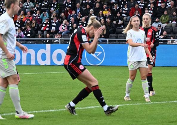19 10 2025, xsltx, Soccer Google Pixel Women Bundesliga, Eintracht Frankfurt Werder Bremen v l Laura Freigang Eintracht Frankfurt after missed chance DFL DFB REGULATIONS PROHIBIT ANY USE OF PHOTOGRAPHS as IMAGE SEQUENCES and or QUASI VIDEO