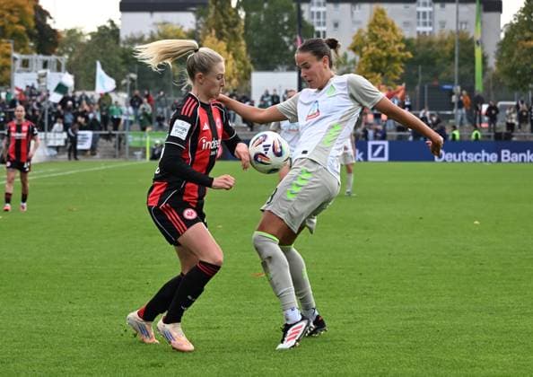 19 10 2025, xsltx, Soccer Google Pixel Women Bundesliga, Eintracht Frankfurt Werder Bremen v l Rebecka Blomqvist Eintracht Frankfurt , Hanna Nemeth Werder Bremen DFL DFB REGULATIONS PROHIBIT ANY USE OF PHOTOGRAPHS as IMAGE SEQUENCES and or QUASI VIDEO