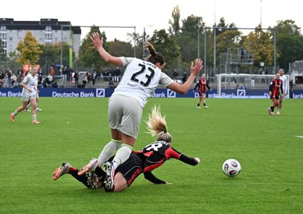 19 10 2025, xsltx, Soccer Google Pixel Women Bundesliga, Eintracht Frankfurt Werder Bremen v l Hanna Nemeth Werder Bremen fouls Rebecka Blomqvist Eintracht Frankfurt DFL DFB REGULATIONS PROHIBIT ANY USE OF PHOTOGRAPHS as IMAGE SEQUENCES and or QUASI VIDEO