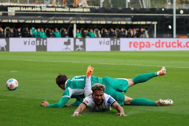 19 10 2025, Football, Men, 2 Bundesliga, Season 2025 2026, SV 07 Elversberg SpVgg Greuther Fürth, Bambase Conte SV 07 Elversberg , Noah König SpVgg Greuther Fürth Elversberg Ursapharm Arena an der Kaiserlinde Saarland Germany EN Copyright: xSebastianxBachx