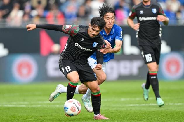 Laurin Ulrich 1 FC Magdeburg, 08 in duel with Hiroki Akiyama SV Darmstadt 1898, 16 , GER, SV Darmstadt 98 vs 1 FC Magdeburg Soccer, 2 Bundesliga, Matchday 9, Season 2025 2026, 19 10 2025 DFL REGULATES PROHIBIT ANY USE OF PHOTOGRAPHS AS IMAGE SEQUENCES AND OR QUASI VIDEO GER, SV Darmstadt 98 vs 1 FC Magdeburg Football, 2 Bundesliga, Matchday 9, Season 2025 2026, 19 10 2025 Darmstadt Copyright: xEibner-Pressefoto FlorianxWiegandx EP_FWD