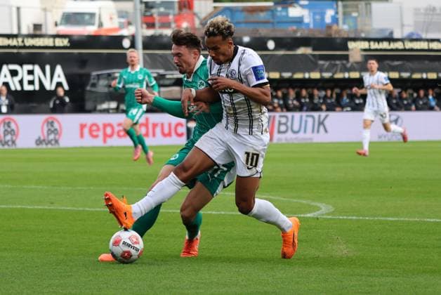 19 10 2025, Football, Men, 2 Bundesliga, Season 2025 2026, SV 07 Elversberg SpVgg Greuther Fürth, Bambase Conte SV 07 Elversberg , Noah König SpVgg Greuther Fürth Elversberg Ursapharm Arena an der Kaiserlinde Saarland Germany EN Copyright: xSebastianxBachx