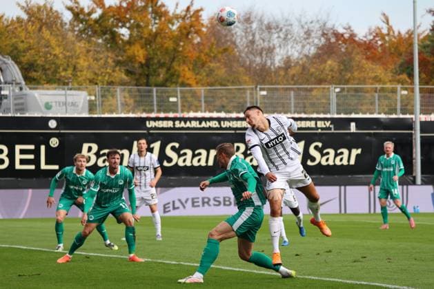 19 10 2025, Football, Men, 2 Bundesliga, Season 2025 2026, SV 07 Elversberg SpVgg Greuther Fürth, Younes Ebnoutalib SV 07 Elversberg , Noah König SpVgg Greuther Fürth , Philipp Ziereis SpVgg Greuther Fürth Elversberg Ursapharm Arena an der Kaiserlinde Saarland Germany EN Copyright: xSebastianxBachx