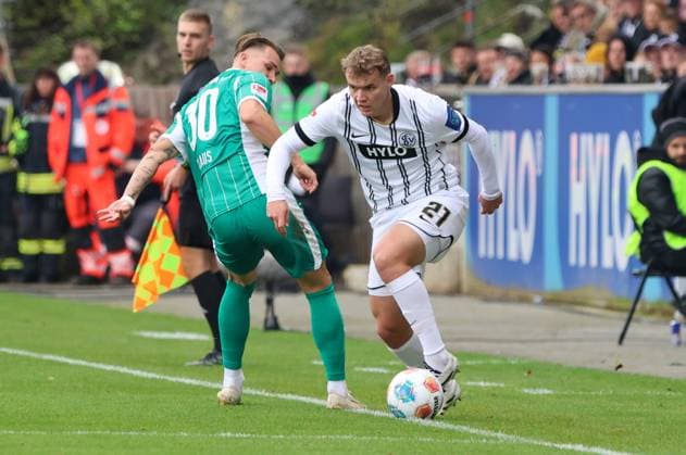19 10 2025, Football, Men, 2 Bundesliga, Season 2025 2026, SV 07 Elversberg SpVgg Greuther Fürth, Lasse Günther SV 07 Elversberg , Felix Klaus SpVgg Greuther Fürth Elversberg Ursapharm Arena an der Kaiserlinde Saarland Germany EN Copyright: xSebastianxBachx