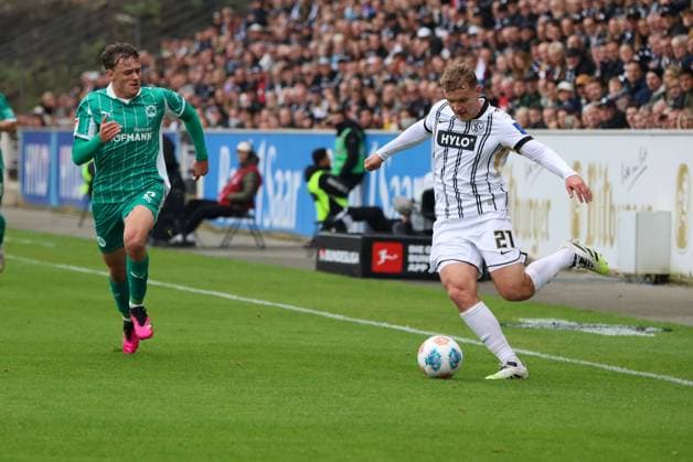 19 10 2025, Football, Men, 2 Bundesliga, Season 2025 2026, SV 07 Elversberg SpVgg Greuther Fürth, Lasse Günther SV 07 Elversberg , Lukas Reich SpVgg Greuther Fürth Elversberg Ursapharm Arena an der Kaiserlinde Saarland Germany EN Copyright: xSebastianxBachx