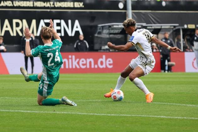 19 10 2025, Football, Men, 2 Bundesliga, Season 2025 2026, SV 07 Elversberg SpVgg Greuther Fürth, Bambase Conte SV 07 Elversberg , Marco John SpVgg Greuther Fürth Elversberg Ursapharm Arena an der Kaiserlinde Saarland Germany EN Copyright: xSebastianxBachx