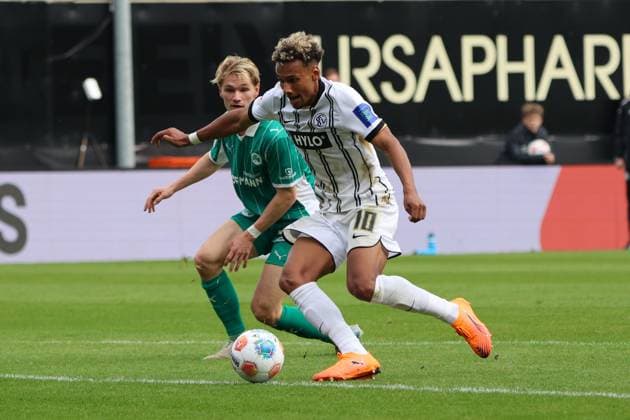 19 10 2025, Football, Men, 2 Bundesliga, Season 2025 2026, SV 07 Elversberg SpVgg Greuther Fürth, Bambase Conte SV 07 Elversberg , Marco John SpVgg Greuther Fürth Elversberg Ursapharm Arena an der Kaiserlinde Saarland Germany EN Copyright: xSebastianxBachx