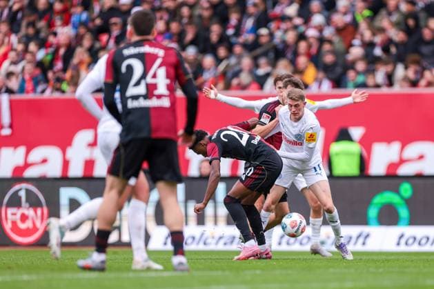 19 10 2025, 2 Bundesliga, Matchday 9, 1 FC Nürnberg Holstein Kiel, v l Pape Demba Diop 1 FC Nürnberg , Alexander Bernhardsson Holstein Kiel , Nürnberg Max Morlock Stadion Bayern Germany xRHR PHOTO DEx Copyright: DennisxEwert RHR-FOTOx RHR-FOTO DE
