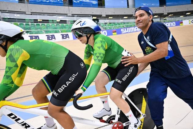 2025 UCI Para-Cycling Track World Championships Picture by Simon Wilkinson SWpix.com - 19 10 2025 - Cycling - 2025 UCI Para-Cycling Track World Championships - Rio Olympic Velodrome, Rio de Janeiro, Brazil - WB Sprint Qualifying - Gilce Cristina Duarte De Oliveira Cortes (Brazil) piloted by Wellyda Regisleyne Dos Santos Rodrigues (Brazil) Copyright: x xSWpix.comx(t axPhotographyxHubxLtd)xSimonxWilkinson SWpix.comx SWP-3030-10189