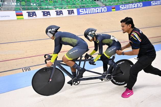 2025 UCI Para-Cycling Track World Championships Picture by Simon Wilkinson SWpix.com - 19 10 2025 - Cycling - 2025 UCI Para-Cycling Track World Championships - Rio Olympic Velodrome, Rio de Janeiro, Brazil - WB Sprint Qualifying - Nur Suraiya Muhammad Zamri (Malaysia) piloted by Farina Shawati Mohd Adnan (Malaysia) Copyright: x xSWpix.comx(t axPhotographyxHubxLtd)xSimonxWilkinson SWpix.comx SWP-3030-10191