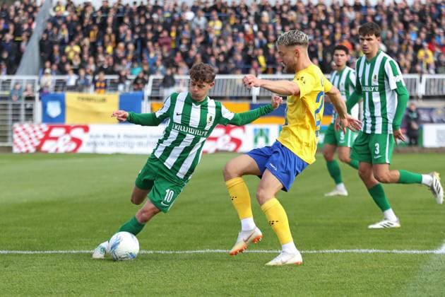 Soccer Regionalliga Nordost 1 FC Lok Leipzig BSG Chemie Leipzig 19 10 2025 Fynn Seidel 10, Chemie Leipzig clears in front of David Grözinger 27, Lok Leipzig Soccer, Regionalliga Nordost, Season 2025 2026, Matchday 12 1 FC Lok Leipzig vs BSG Chemie Leipzig on 19 10 2025 at Bruno Plache Stadium, Leipzig Copyright: xBEAUTIFULxSPORTS JanxKaeferx