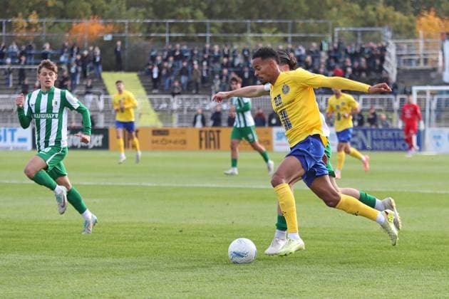 Soccer Regionalliga Nordost 1 FC Lok Leipzig BSG Chemie Leipzig 19 10 2025 Ayodele Adetula 11, Lok Leipzig Soccer, Regionalliga Nordost, Season 2025 2026, 12 Matchday 1 FC Lok Leipzig vs BSG Chemie Leipzig on 19 10 2025 at Bruno Plache Stadium, Leipzig Copyright: xBEAUTIFULxSPORTS JanxKaeferx