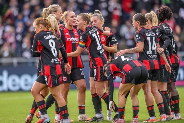 DEU, Frankfurt, Eintracht Frankfurt vs Werder Bremen, Google Pixel Frauen Bundesliga, DFB, Saison 2526, Stadion am Bretanobad, 7 Spieltag im Bild Rebecka Blomqvist Eintracht Frankfurt 28 scores the goal for 1 0, Jubel mit ErÃ leta Memeti Eintracht Frankfurt 27 DFB DFL REGULATIONS PROHIBIT ANY USE OF PHOTOGRAPHS AS IMAGE SEQUENCES AND OR QUASI VIDEO, 19 10 2025 Copyright: HMBxMedia HendrikxHamelau