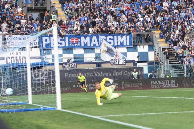 Como™s Como 1907 s Nico Paz goal during the Serie A soccer match between Como and Juventus at the Giuseppe Sinigaglia stadium in Como, north Italy - October 19, 2025 - Soccer.  Copyright: xAntonioxSaiai LaPressex