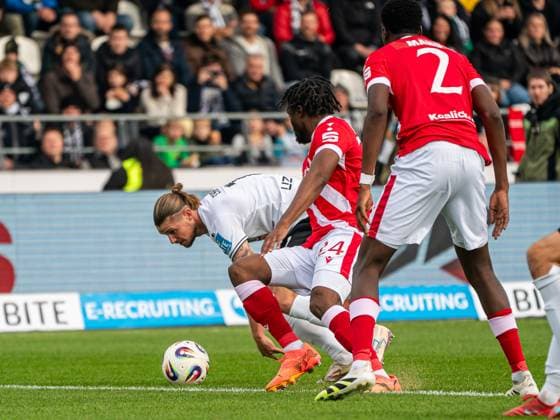 Dennis Chessa SSV Ulm 1846, 11 in duel with Anderson Lucoqui FC Energie Cottbus, 24 , GER, SSV Ulm 1846 vs SV Elversberg, Football, DFB Pokal, 1 round, Season 2025 2026, 17 08 2025, DFB DFL regulations prohibit any use of photographs as image sequences and or quasi video GER, SSV Ulm 1846 vs SV Elversberg, Football, DFB Pokal, Season 2025 2026, 17 08 2025 Ulm Copyright: xMichaelxSchmidt Eibner-Pressefotx EP_MST