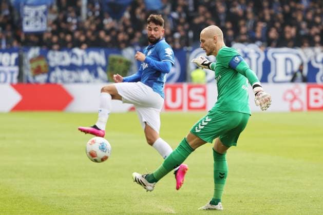 19 10 2025, xtvx, Fußball 2 Bundesliga, SV Darmstadt 98 1 FC Magdeburg v l Zweikampf, Duell, duel, tackle, compete Marco Richter SV Darmstadt 98 Torwart Dominik Reimann 1 FC Magdeburg DFL DFB REGULATIONS PROHIBIT ANY USE OF PHOTOGRAPHS as IMAGE SEQUENCES and or QUASI VIDEO Darmstadt