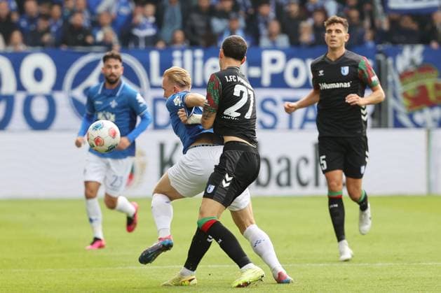 19 10 2025, xtvx, Fußball 2 Bundesliga, SV Darmstadt 98 1 FC Magdeburg v l Zweikampf, Duell, duel, tackle, compete Isac Lidberg SV Darmstadt 98 Falko Michel 1 FC Magdeburg DFL DFB REGULATIONS PROHIBIT ANY USE OF PHOTOGRAPHS as IMAGE SEQUENCES and or QUASI VIDEO Darmstadt