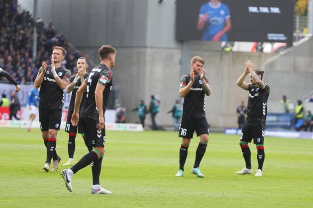 19 10 2025, xtvx, Fussball 2 Bundesliga, SV Darmstadt 98 1 FC Magdeburg v l Mannschaft Magdeburg thanking the fans, applauds the fans DFL DFB REGULATIONS PROHIBIT ANY USE OF PHOTOGRAPHS as IMAGE SEQUENCES and or QUASI VIDEO Darmstadt