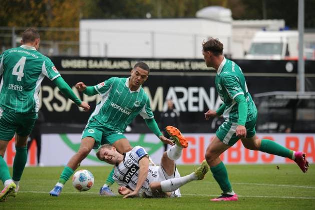19 10 2025, xmohx, Soccer 2 Bundesliga, SV Elversberg SpVgg Greuther Fuerth v l Philipp Ziereis Greuther Fürth Fuerth Maximilian Dietz Greuther Fürth Fuerth Tom Zimmerschied SV Elversberg Lukas Reich Greuther Fürth Fuerth Zweikampf, Aktion, action, battle for the ball DFL DFB REGULATIONS PROHIBIT ANY USE OF PHOTOGRAPHS as IMAGE SEQUENCES and or QUASI VIDEO Elversberg