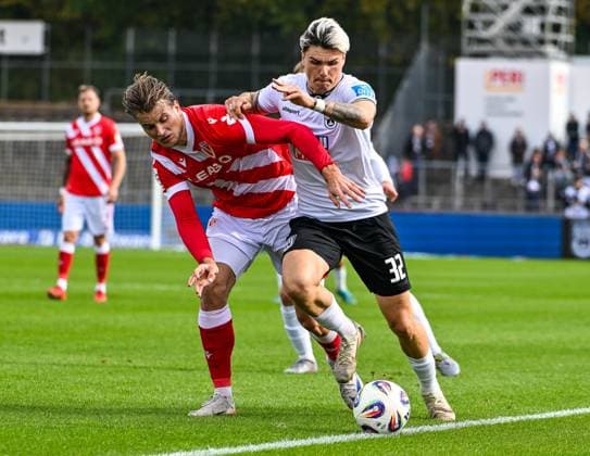 GER, 3 Liga, SSV Ulm 1846 vs FC Energie Cottbus 19 10 2025, Donaustadion, Ulm, GER, 3 Liga, SSV Ulm 1846 vs FC Energie Cottbus, pictured Moritz Hannemann Cottbus, 11 , Niklas Kölle Koelle SSV Ulm, 32 , Fight for the ball, dogged commitment nordphotoxGmbHx xHafner nph00200